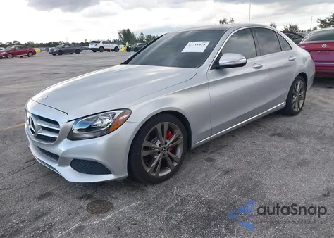 2015 Mercedes-Benz C 300 z USA, uszkodzony, nr VIN 55SWF4JB1FU077291
